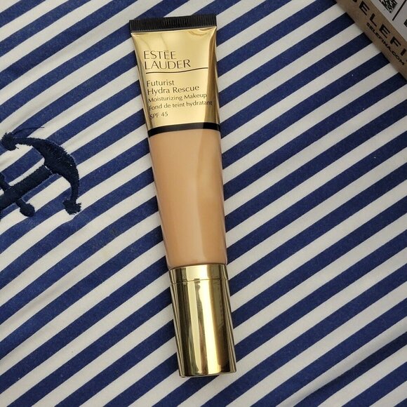 Estee Lauder Futurist Hydra Rescue Moisturizing Foundation Shades: 3W1 or 1N1 - Picture 5 of 15
